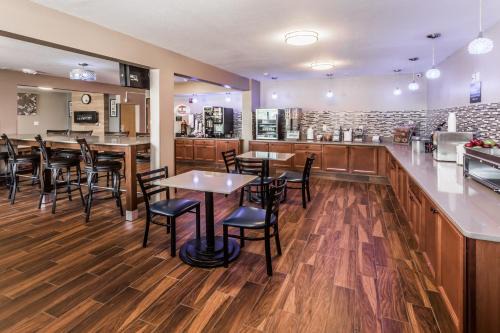 Coralville Hotel | Super 8 by Wyndham Iowa City/Coralville