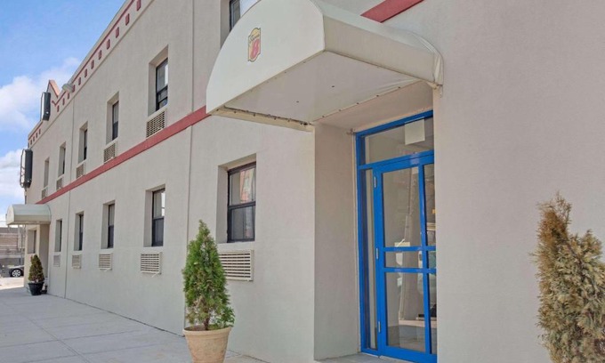 Queens Hotel | Super 8 by Wyndham Long Island City LGA Hotel
