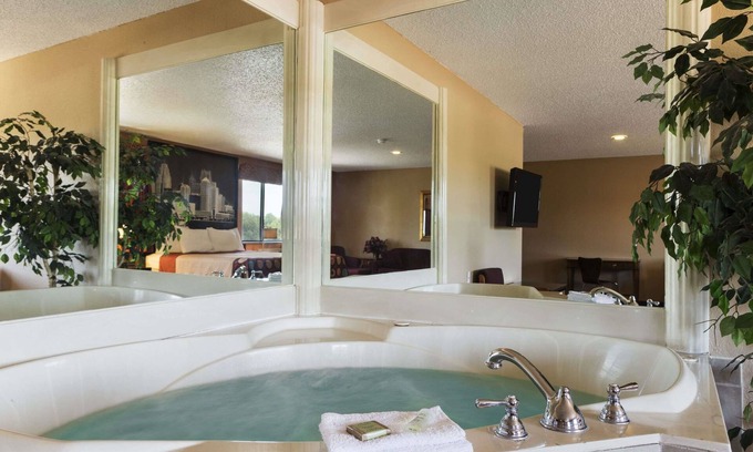 Taylor Hotel | Super 8 by Wyndham Taylor/Detroit Area