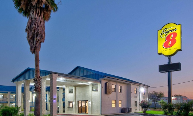 Victoria Hotel | Super 8 by Wyndham Victoria / South / Hwy 59