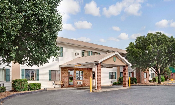West Memphis Hotel | Super 8 by Wyndham West Memphis