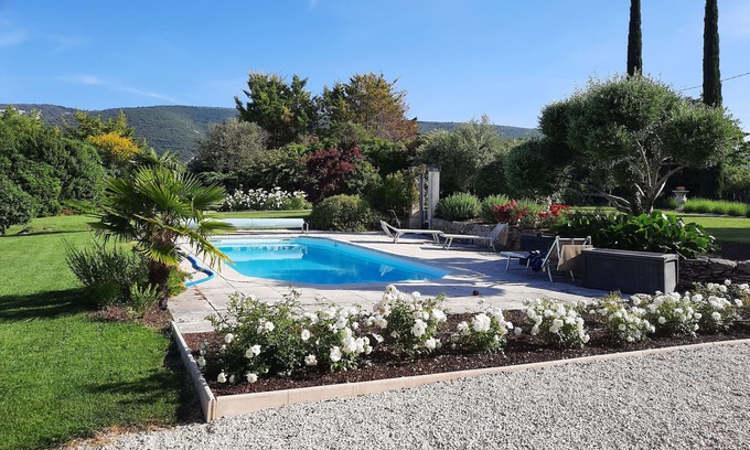 Lacoste Apartamento | Super apartment Figuier in a wonderful parc une view of the Luberon