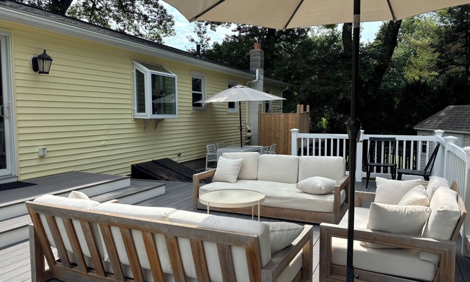 Narragansett Casa | Narragansett, RI Actualización de 4 dormitorios y 2 baños con una gran terraza