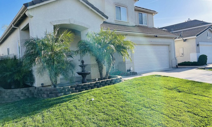 Elk Grove Casa | Super close to old town Elk Grove, shopping centers and to the parks!