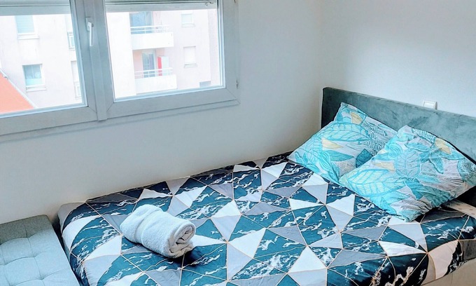 La Courneuve Apartamento | Super-convenient studio just a 1-minute streetcar ride from central Paris