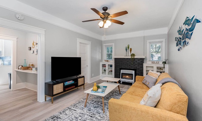 New Smyrna Beach Apartamento | Super Cool Couples Retreat - Walk to Shops-Restaurants- Beach-Bars