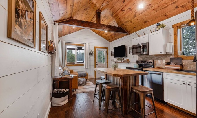 Island Park Casa | SUPER CUTE & CLEAN MODERN HOME 40 min. to YNP