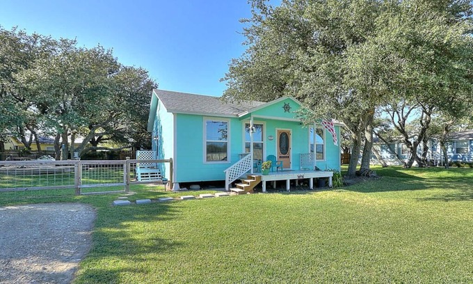 Fulton Casa | SUPER CUTE! COASTAL BEND COTTAGE! Book July & August dates!