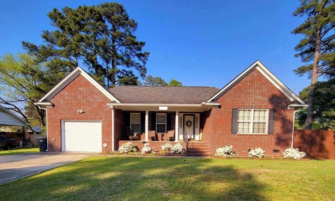 Pine Forest Casa | 🌟Super Cute & Comfy Charmer; Baby-Friendly; 7 miles to Ft Bragg🌟