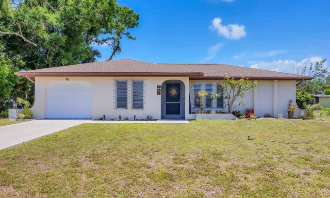 Venice Gardens Casa | Super cute South Venice home with private backyard and large screened lanai