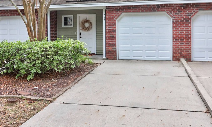 Charleston Casa | Super cute townhome close to all the best Charleston has to offer!