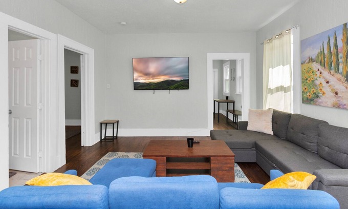 Dickinson Casa | Super Cute 🏡 w/Porch+Fire Pit+WiFi+ FreeParking by Kemah/NASA/Galveston/Houston