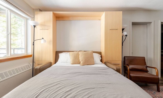Kirkwood Condominio | Super-Efficient Studio with Full Kitchen, Balcony & Smart Sleeping Options