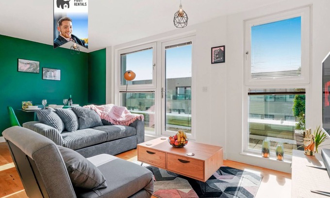 Stevenage Apartamento | Super King Balcony Suite - Luxury, Eco, Fast Wi-Fi