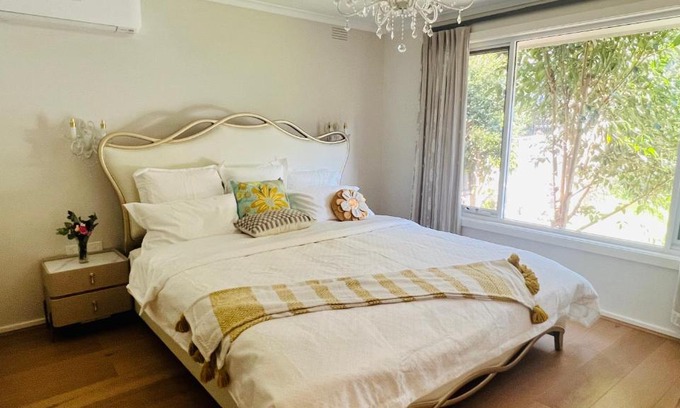 Burwood East Casa | Super king size bed, near Deakin Uni and Kmart