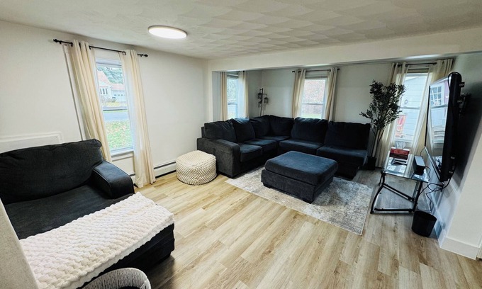 Rochester Casa | Super Modern 2-Bedroom Riverside Home @ RIT