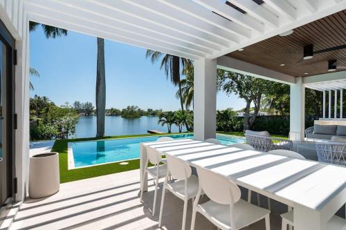 Ojus Casa | Super Modern Waterfront Paradise Near the Beach