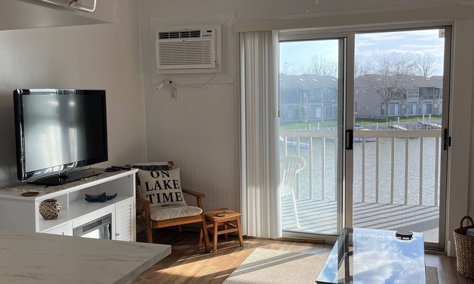 Oak Harbor Condominio | Super nice, waterfront Lake Erie getaway with boat dock - Green Cove Resort!
