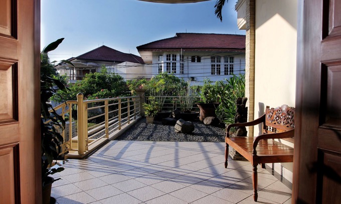 Lebak Bulus Hotel | Super OYO 123 Puri Lotus