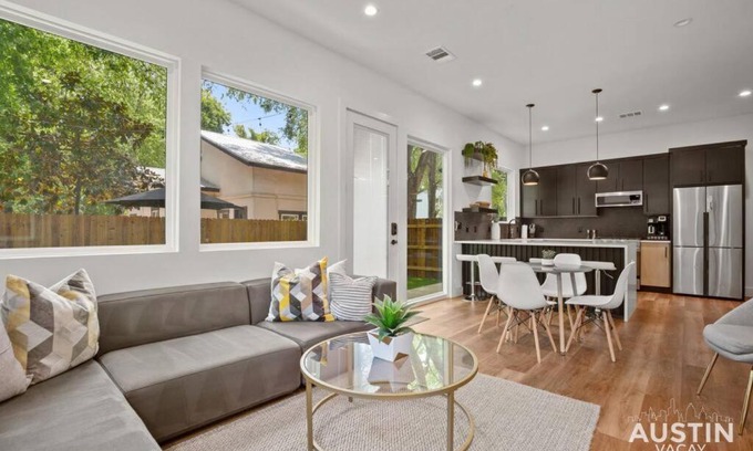 East Cesar Chavez Casa | Super Stunning Back House w Terrace in East Chavez