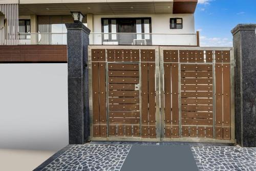 Sector 51 Hotel | Super Townhouse Mayfield Garden Nearby Golf course road