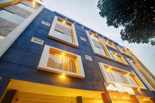 Indore Hotel | Super Townhouse Pine Tree