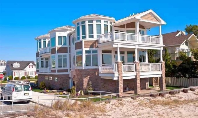 South End Condominio | Super upscale, one of a kind designed beach front property just steps away from the beach