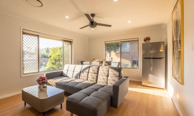 Macgregor Casa | Super Value 4BR House near Westfield/Shops/Parks