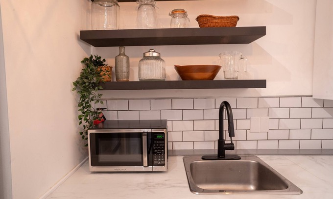 Cote-Des-Neiges—Notre-Dame-De-Grace Apartamento | SUPERB 1 Bed Apt. Steps Away From Metro