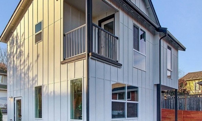 Southeast Magnolia Casa | Superb 2-bedroom house with AC, private yard & off street parking in Seattle