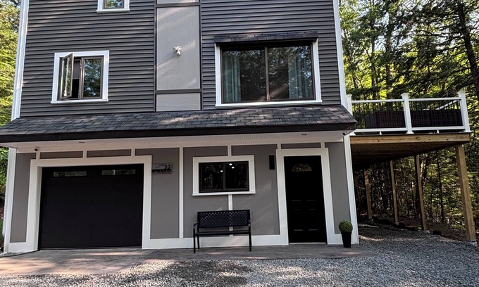 Jamaica Casa | Superb 3-bedroom house on the river - Fall for the Leaves, Stay for the Slopes!