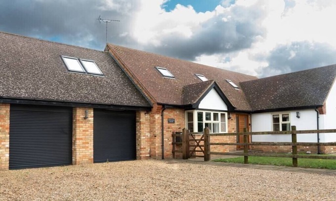 Wyton Casa | Superb 4BD Stay in Wyton and Houghton Village