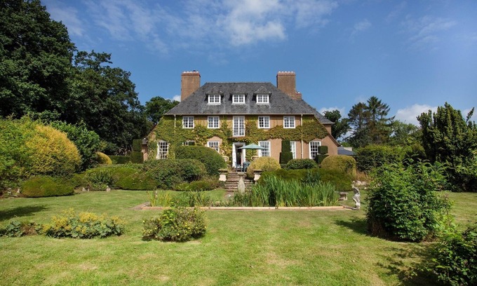 Saint Asaph Casa | Superb 5 Bedroom, Grade II Arts and Craft Style House with extensive gardens