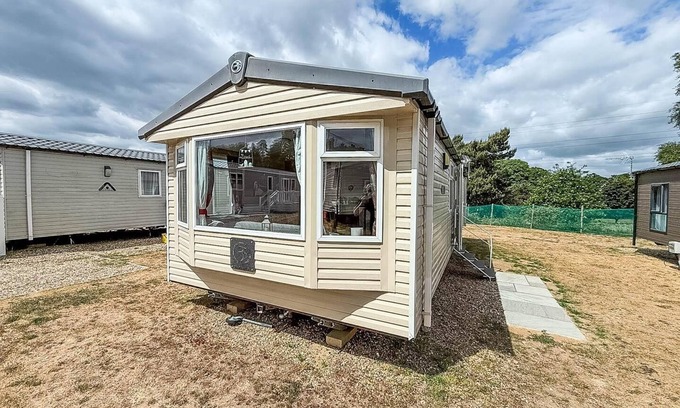 Hopton Casa | Superb 8 berth caravan at Caldecott Hall Country Park, Norfolk ref 91055C