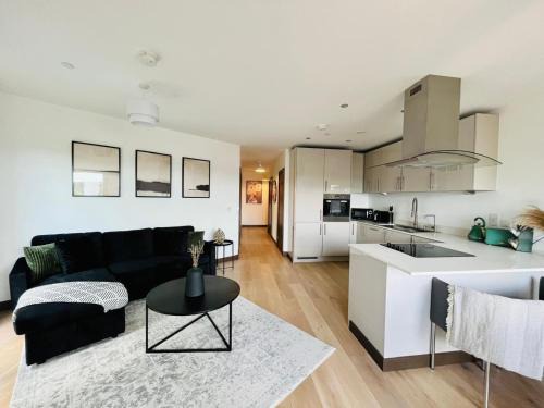 Maidstone Apartamento | Superb Apartment In Maidstone With Balcony View - Private Parking