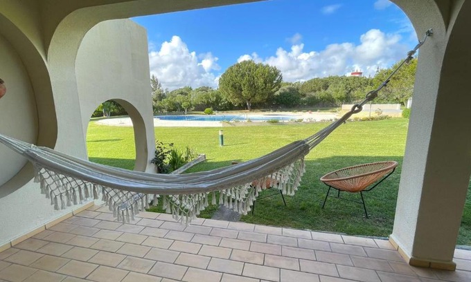 Alagoas Apartamento | Superb apartment with patio and direct access to pool
