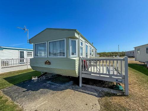 Kessingland Otro | Superb Caravan With Decking At Kessingland Beach In Norfolk Ref 90038Td