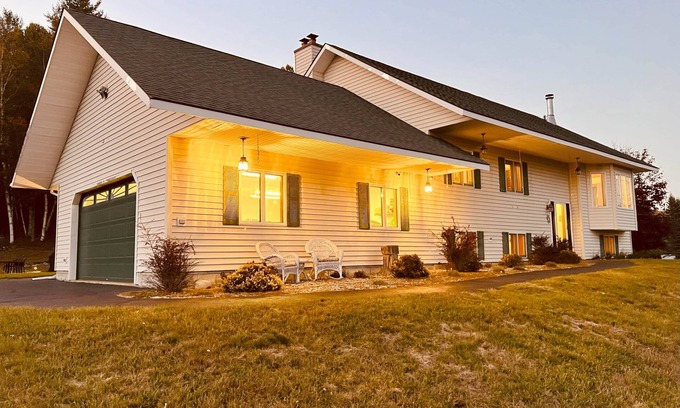Johnsburg Chalet De Esquí | Superb Chalet Near Gore Ski Resort, Hot Tub, Game Room, Firepit and Fireplace