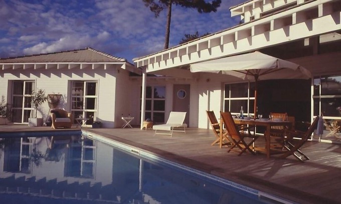 Le Canon Villa | Magnífica villa de madera contemporáneo con piscina, entre Cuenca y el océano