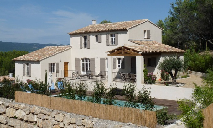 Mallemort Villa | Magnífica villa de estilo moderno que goza de una magnífica vista del Luberon.