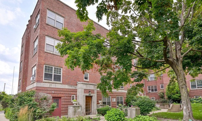 Evanston Apartamento | Superb Evanston 1BR w/ Courtyard & W/D, nr Beach, by Blueground