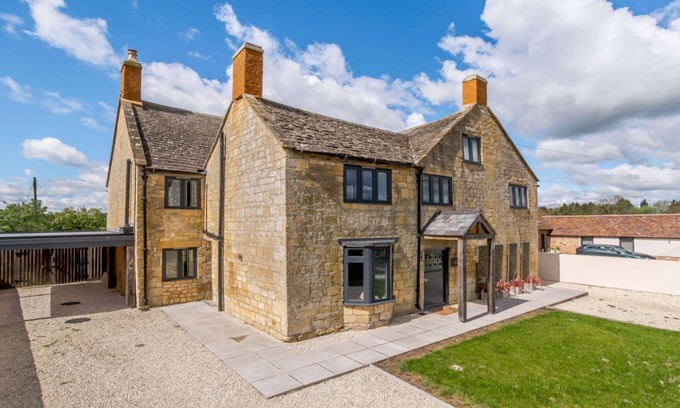 Broadway Cabaña | Superb, expansive 5 bedroom former farm house in Broadway - The Farmhouse