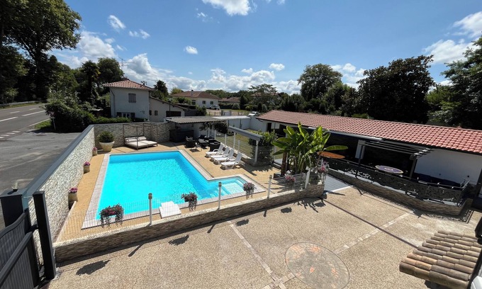 Saint-Martin-de-Seignanx Casa | Superb 21 person house with spa, swimming pool, billiards, darts and table tennis.