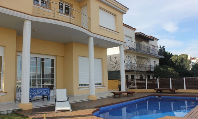 Llanca Casa | Magnífica casa con piscina con vistas al mar y a la montaña.