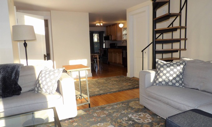 Burlington Apartamento | Excelente ubicación, apartamento actualizado con vista al lago
