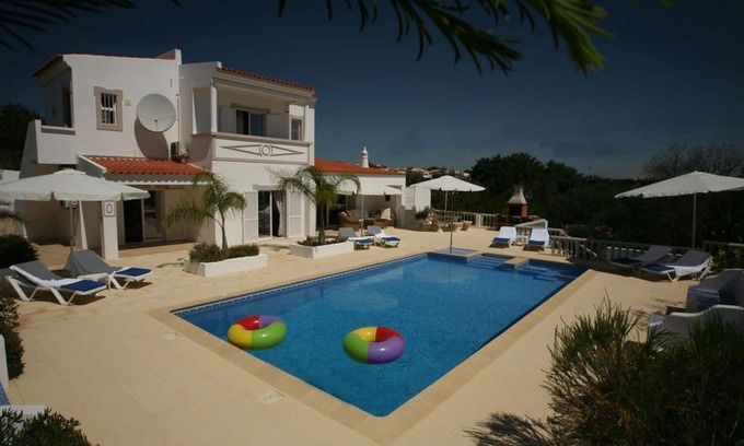 Mosqueira Villa | Magnífica villa de lujo moderna, gran piscina privada, aire acondicionado, Wifi y vistas al campo.