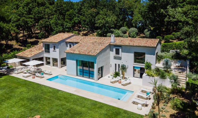 La Garde-Freinet Villa | Magnífica villa contemporánea con vista en un entorno verde.