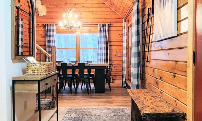North Creek Cabina | Deer Trail Lodge, Forest Lodge with Hot Tub, Firepit & Fireplace Minutes to Gore
