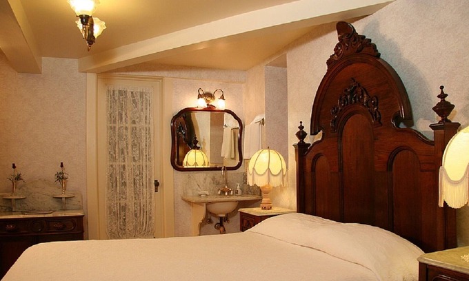Pacific Grove Cabina | Superb ocean view/1860 5pc Renaissance Revival KINGBED set/rocker/settee/shower