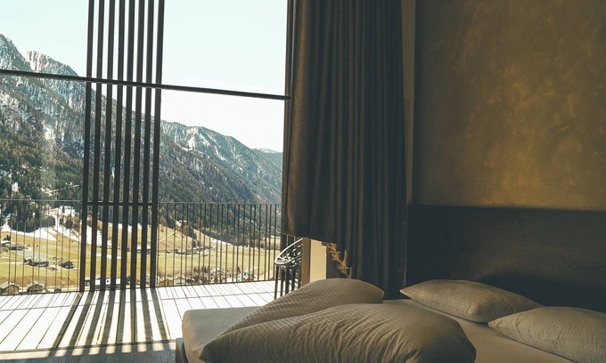 Valle di Casies Apartamento | Superb Penthouse with View of the Dolomites and Sauna and pool